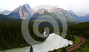 Typical Canada: Beautiful canadian landscape - Travelling the Icefields Parkway in Banff and Jasper Nationalpark