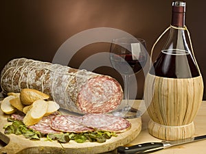 Tipico Italiano salame un vino rosso 