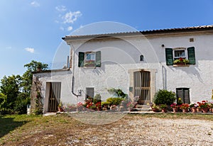 typical Tuscan farmhouse in Italy