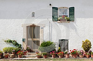 typical Tuscan farmhouse in Italy