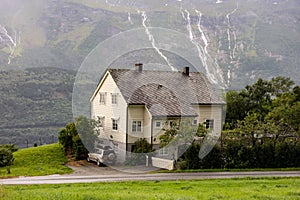 Typický dřevěný dům z skandinávský země v norsko evropa 