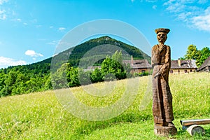 Typická drevená socha v podhorskej obci Vlkolínec na Slovensku