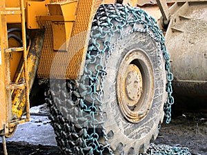 Tyre with chain