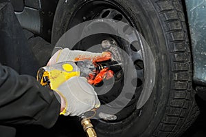 Tyre fitting with air compressed wrench