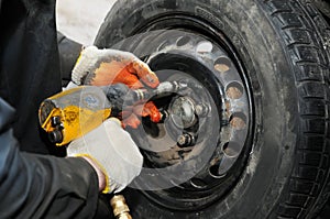 Tyre fitting with air compressed wrench