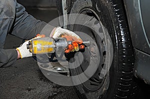 Tyre fitting repair with air compressed wrench