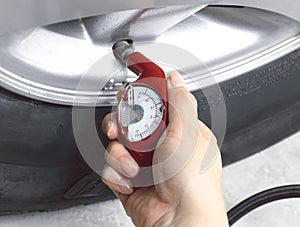 Tyre pressure gauge