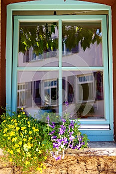 TÃ¼rkisgerahmte Fenster mit reflektierenden Blumendekorationen