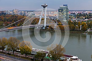 Most UFO pri západe slnka v slovenskom meste Bratislava