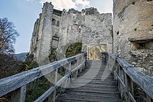 Zrúcanina hradu Uhrovec, Slovensko