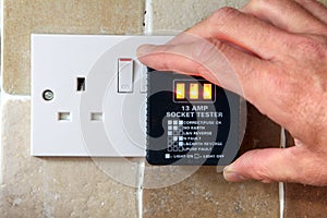 UK 13 AMP Socket tester showing plug working correctly