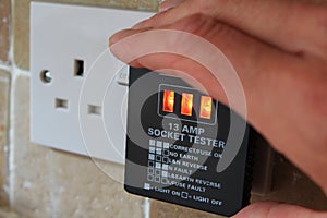 UK 13 AMP Socket tester showing plug working correctly