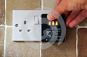 UK 13 AMP Socket tester showing plug working correctly