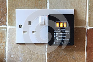 UK 13 AMP Socket tester showing plug working correctly