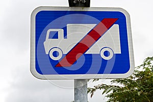 UK Blue rectangular warning sing, not suitable for HGV.