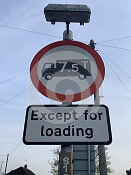 UK road sign 7.5 Tonne weight limit restriction