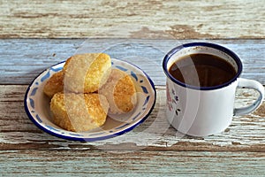 Uli Goreng, a snack made from glutinous rice and black coffee