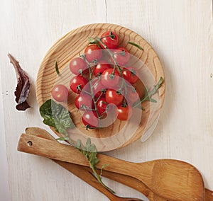 Ull top view of a bunch of cherry tomatoes on a wooden board