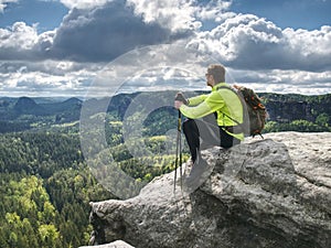 Běžec na chodník sledování póly. unavený turista 