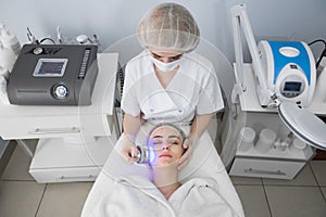 Ultrazvuková masér. světlo kůže léčba žena v krása 