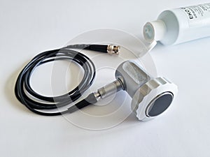 Ultrasonic transducer for non destructive analysis