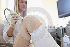 Ultrazvuk vyšetření z koleno kloub je vykonává ven podle lékař v kancelář 