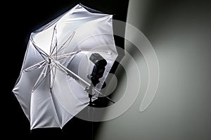 Umbrella reflector with flash gun