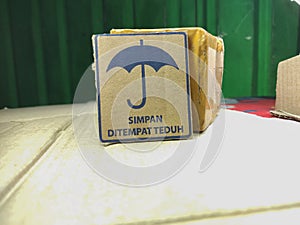 Umbrella to store in the shade, translation: store in the shade.