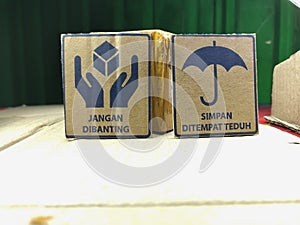 Umbrella to store in the shade, translation: store in the shade.