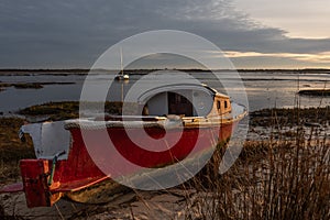 UN BATEAU A MAREE BASSE SUR LE BASSIN D'ARCACHON DANS LA LUMIERE DU LEVER DE SOLEIL