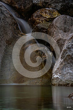 Il fiume in mezzo alle rocce photo