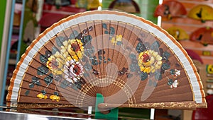 Un hermoso y tradicional abanico espaÃÆÃÂ±ol con diseÃÆÃÂ±o floral par photo