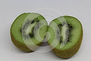 Un kiwi coupÃÂ© en deux morceaux photo