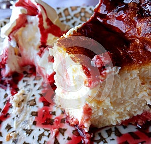 Una deliciosa tarta de queso con mermelada de fresa photo