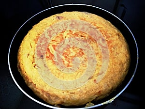 Una tortilla de patata en el sartÃÂ©n photo