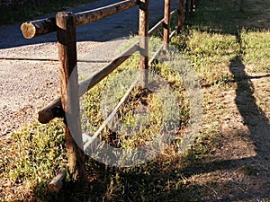 Una valla de madera y su sombra en el suelo