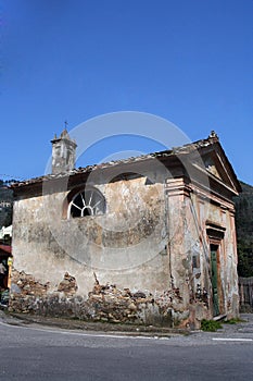 una vecchia chiesa abbandonata photo