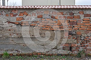 Unconventional masonry with different bricks