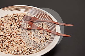 Uncooked rice in round plate.