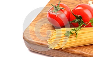 Uncooked spaghetti, garlic and tomatos