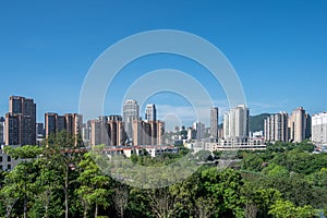 Under the blue sky, green trees become forests, a livable city