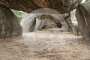 Under the cover stones of Dolmen D53