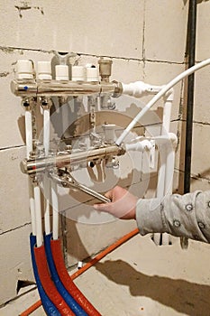 Underfloor heating is mounted on a pipeline installer, heating system and underfloor heating