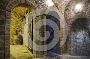 Subterráneo pasillos en vino sótano 