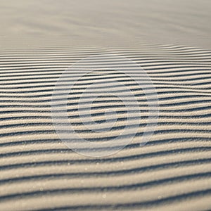 Influence of gentle breezes typical of desert or beach environme