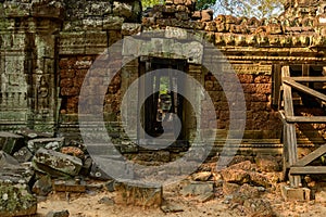 Une ancienne porte du temple Ta Som dans le domaine des temples de Angkor, au Cambodge