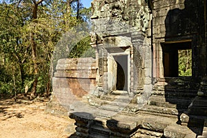 Une porte de la tour Ouest du temple Thommanon dans le domaine des temples de Angkor, au Cambodge