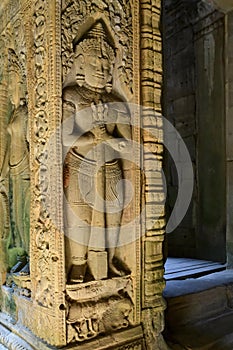 Une statue Ã©clairÃ©e par le Soleil qui se couche du temple Preah Khan dans le domaine des temples de Angkor, au Cambodge