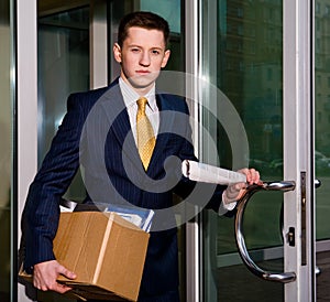 Nezaměstnaný mladý manažer odchodu obchod 