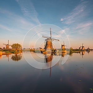 Unesco Werelderfgoed Kinderdijk Molens, Ancient Windmills at dusk in Kinderdijk in Netherlands photo